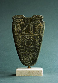 Paletka Narmera drevnij Egipet. 3000 g. do n. e. Vysota 20 sm. Vyrezana iz slanca. Kair